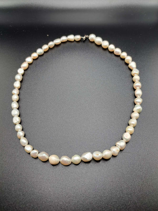 Pearl necklace Antigoni by Calliope Anemouli